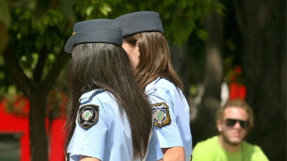 Ρουμάνα λησταρχίνα «έσπασε στο ξύλο» γυναίκα αστυνομικό στο ΑΤ Ελευσίνας!